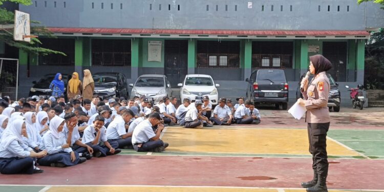 Sosialisasikan CETAR, Binmas Polsek Serpong Kunjungi SMKN 1 Tangsel