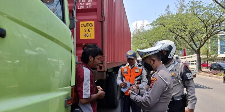 Tertibkan Jam Operasional, 44 Truk Terjaring Razia Operasi Gabungan