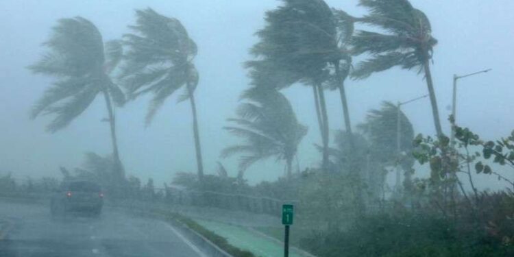 Waspada! Puncak Cuaca Ekstrem Diprediksi Saat Natal dan Tahun Baru 2025