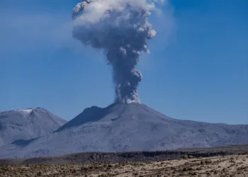 Gunung Lewotobi Laki-Laki di NTT Erupsi, Enam Orang Tewas Tertimbun Material Bangunan