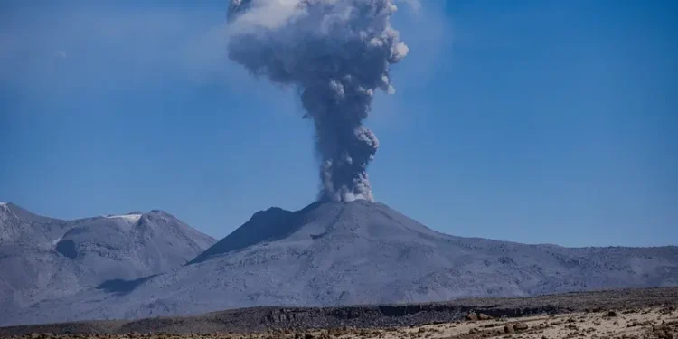 Gunung Lewotobi Laki-Laki di NTT Erupsi, Enam Orang Tewas Tertimbun Material Bangunan