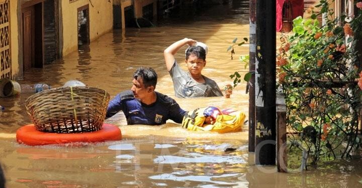Banjir di Kebon Pala Jaktim Capai 2,5 Meter, Warga Tunggu Bantuan Pemerintah