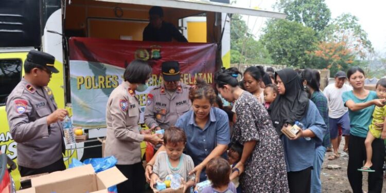 Bentuk Kepedulian pada Masyarakat, Polres Tangsel Bagikan 300 Paket Makan Siang Gratis