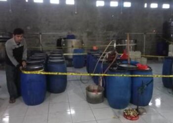 Polsek Cisauk Gerebek Rumah Produksi Miras Ilegal, Tiga Pelaku Diamankan
