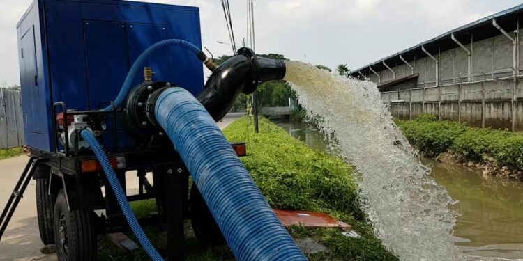 Kerusakan Pompa Pengendali Banjir di Jakbar karena Terlilit Celana Jins dan Ban