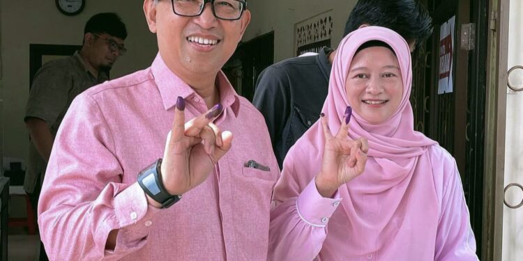 Nyoblos di TPS 20 Pondok Cabe Udik, Ruhama dan Istri Kompak Kenakan Baju Pink