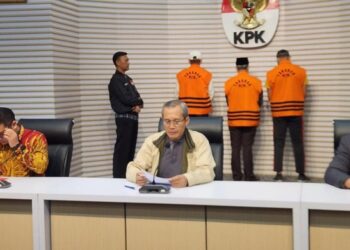 Barang Bukti Rp7 Miliar Disita, Rohidin Mersyah Resmi Pakai Rompi Oranye
