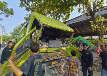 Usai Menabrak Bocah 9 Tahun, Puluhan Truk Tanah Dirusak Warga di Tangerang