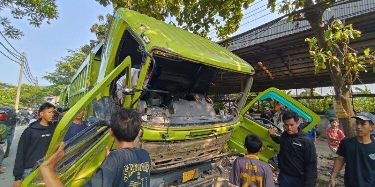 Usai Menabrak Bocah 9 Tahun, Puluhan Truk Tanah Dirusak Warga di Tangerang