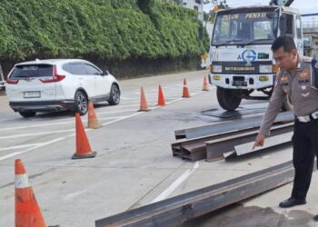 tabrakan truk di tol desari
