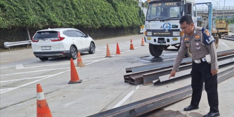 tabrakan truk di tol desari
