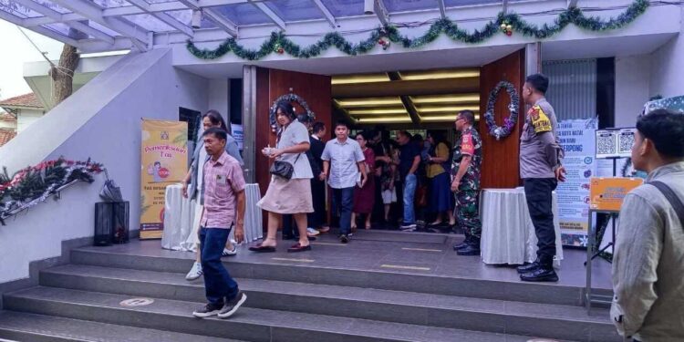 Personel Polsek Serpong Amankan Ibadah Natal di GKI