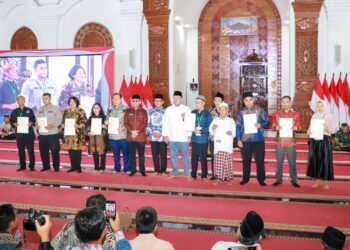 Kunjungi Banten, Menteri Nusron Serahkan Sertipikat Wakaf Hingga PTSL
