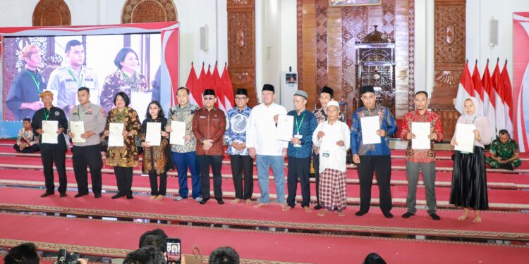 Kunjungi Banten, Menteri Nusron Serahkan Sertipikat Wakaf Hingga PTSL