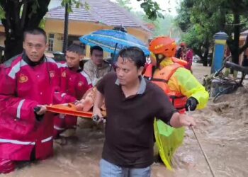 Banjir Bandang Terjang Sukabumi, Ibu dan Bayi Dievakuasi dari Gang Sempit