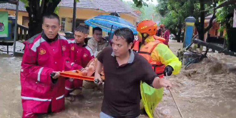 Banjir Bandang Terjang Sukabumi, Ibu dan Bayi Dievakuasi dari Gang Sempit