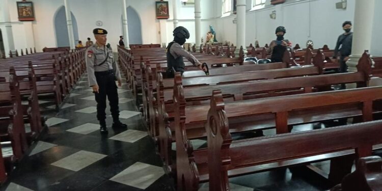 Polisi Gercep Sterilisasi Gereja di Bogor Jelang Misa Natal