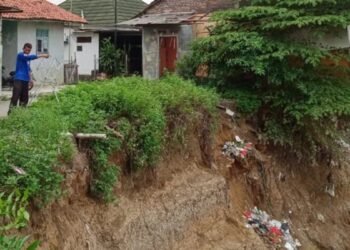 Akibat Banjir dan Longsor, Enam Rumah di Bantaran Kali Bekasi Hilang Terbawa Arus