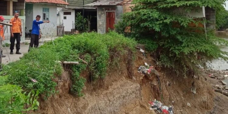 Akibat Banjir dan Longsor, Enam Rumah di Bantaran Kali Bekasi Hilang Terbawa Arus
