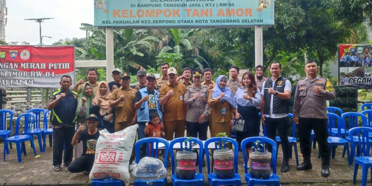 Polsek Serpong bersama DKP3 Tangsel Salurkan Bantuan Ketahanan Pangan di Serpong Utara