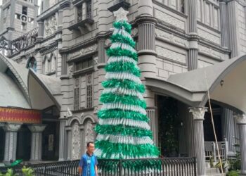 Unik Banget, Gereja Katedral di Palembang Bikin Pohon Natal dari Botol Bekas