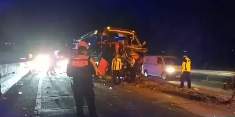 tabrakan di tol cipularang