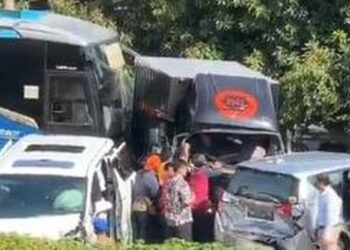 Tabrakan Beruntun di Tol Dalam Kota Arah Cawang, Dua Mobil Rusak Parah