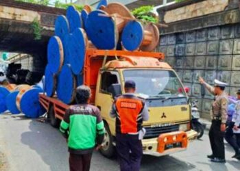 Truk Bawa Gulungan Kabel Nyangkut di Underpass Pasar Jumat