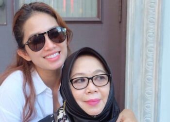 Ibunda Ussy Sulistiawaty Meninggal Dunia