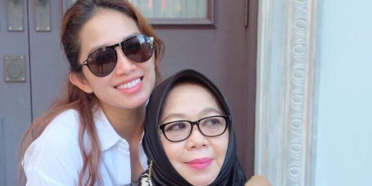 Ibunda Ussy Sulistiawaty Meninggal Dunia