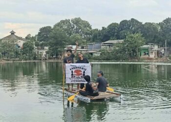 Peduli Lingkungan , Pokdarwis Situ Rompong Buat Rakit dari Galon