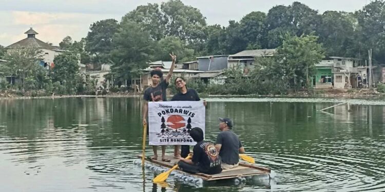 Peduli Lingkungan , Pokdarwis Situ Rompong Buat Rakit dari Galon