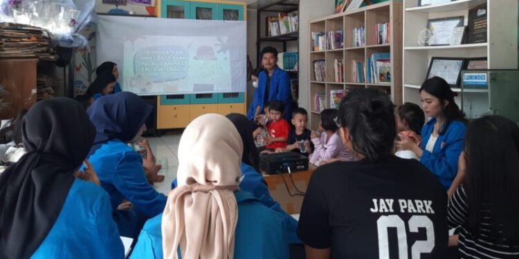PMKM Unpam: Meningkatkan Minat Baca Melalui Animasi Cerita Interaktif di Taman Baca PEKA
