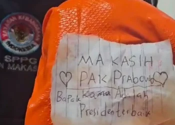 Program Makan Bergizi Gratis Hari Pertama Bikin Haru, Siswa Kirim ‘Surat Cinta’ ke Presiden Prabowo