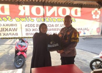 Personel Polsek Pondok Aren Bagi-Bagi Sembako