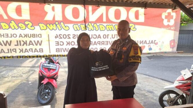 Personel Polsek Pondok Aren Bagi-Bagi Sembako