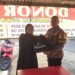 Personel Polsek Pondok Aren Bagi-Bagi Sembako
