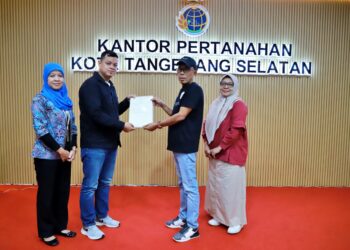 Kantah Tangsel Serahkan 351 Sertipikat PTSL Kepada Warga