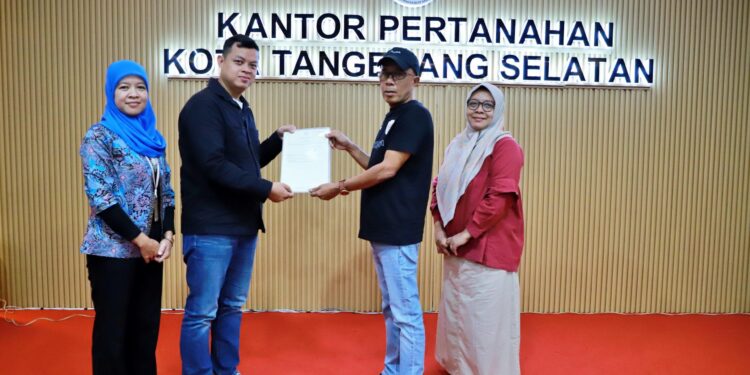 Kantah Tangsel Serahkan 351 Sertipikat PTSL Kepada Warga