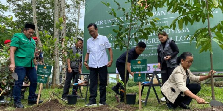 Tanam Pohon Bersama Sultan HB X, Addin: Kolaborasi Pemuda Selamatkan Bumi dari Krisis Air