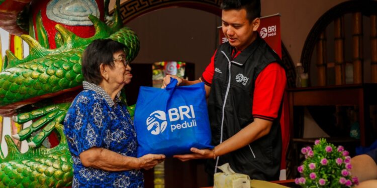 Semangat Berbagi di Tahun Baru Imlek 2025, BRI Peduli Salurkan Bantuan Sembako Bagi Warga di Tangerang dan Singkawang