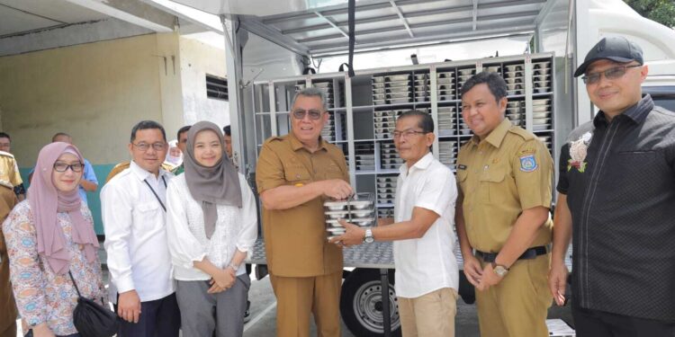 Tinjau Pelaksanaan Program Makan Bergizi Gratis, Benyamin Davnie Pastikan Berjalan Lancar