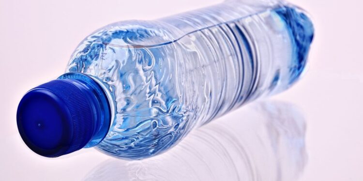 Hati-Hati Minum Air Mineral dari Botol Plastik, Sejumlah Partikel Berbahaya Mengintai