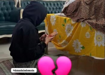 Tiba di Banyuwangi, Denada Tak Kuasa Menahan Tangis di Depan Jenazah Sang Bunda