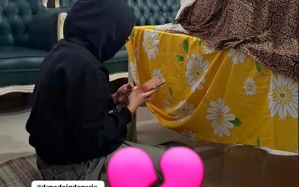 Tiba di Banyuwangi, Denada Tak Kuasa Menahan Tangis di Depan Jenazah Sang Bunda
