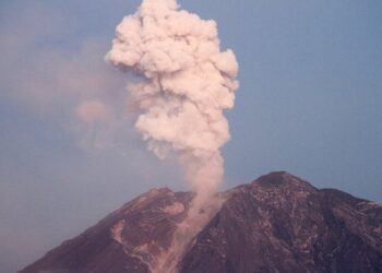 Sejak Pagi, Gunung Semeru Menyembur Letusan dan Erupsi Setinggi 700 Meter