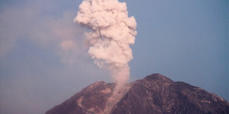 Sejak Pagi, Gunung Semeru Menyembur Letusan dan Erupsi Setinggi 700 Meter