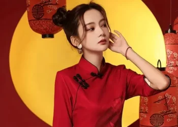 Sambut Imlek 2025, Temukan Inspirasi Outfit hingga Warna yang Harus Dihindari