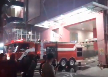 Petugas Sisir Glodok Plaza Cari Satu Orang Hilang Saat Kebakaran