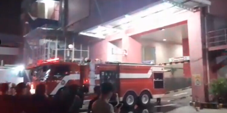 Petugas Sisir Glodok Plaza Cari Satu Orang Hilang Saat Kebakaran